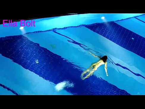 ❤️ Non podo deixar de mirar, unha moza loira que é sorprendida nadando espida na piscina do resort ELLA BOLT ️ Vídeo porno a nós gl.dewporn.ru ❌