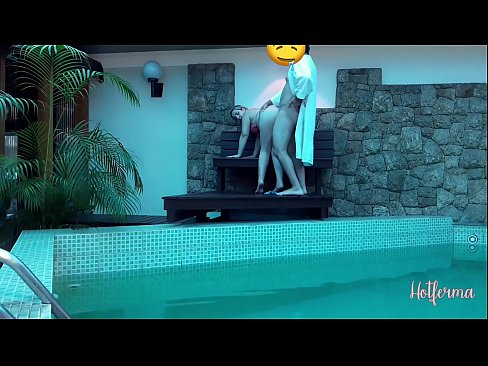 ❤️ O xefe invita a criada á piscina, pero non puido resistirse a un quente ️ Vídeo porno a nós gl.dewporn.ru ❌