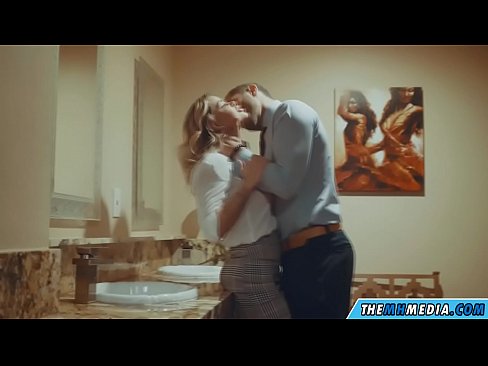 ❤️ Cando unha loura tetona seduce nun baño público ️ Vídeo porno a nós gl.dewporn.ru ❌
